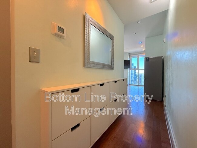 Foto del edificio - 333 W Trade St