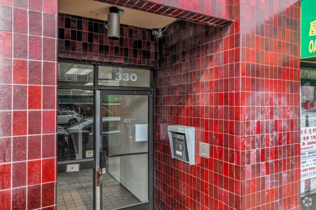 Entrada del edificio - 330 8th St