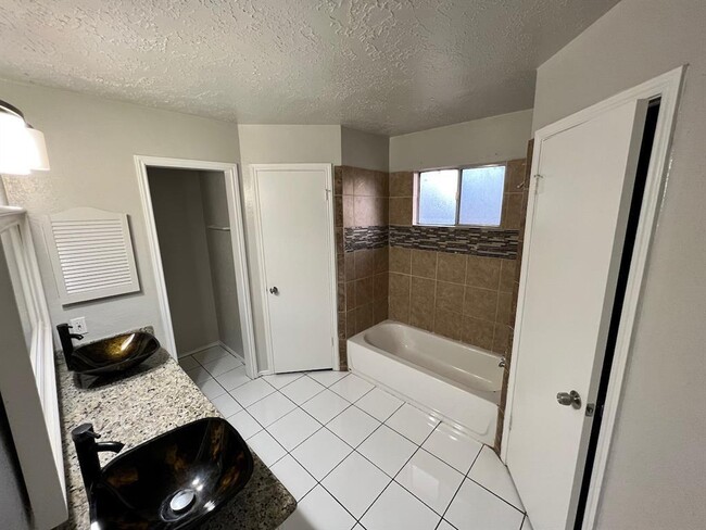 Building Photo - 11903 Fork Creek Dr