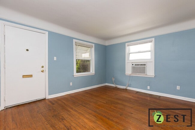 Building Photo - 3-BEDROOM 1-FULL BATHROOM -19980 Prairie D...