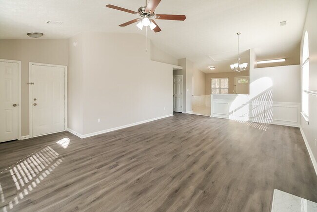 Building Photo - 350 Emerald Green Ct