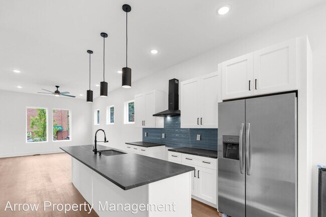 Foto del edificio - 4 br, 3 bath House - 2419 Batavia St