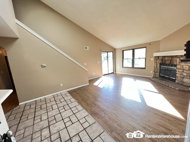 Building Photo - 12093 W Cross Dr
