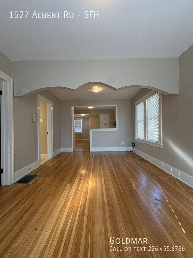 Photo du bâtiment - NEW LISTING Two Bedroom + Den Home