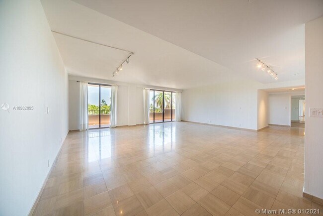 Foto del edificio - 151 Crandon Blvd