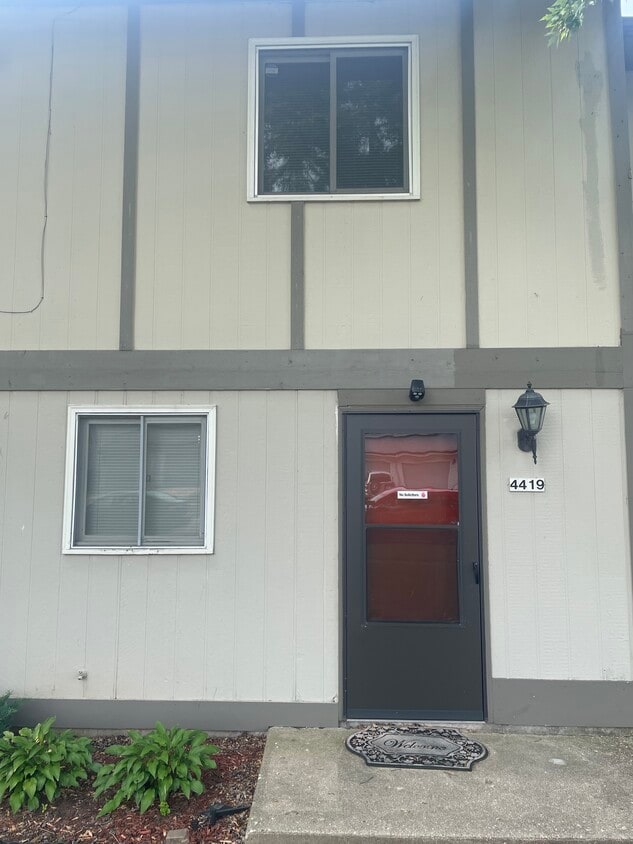 4419 Lori Dr, Rockford, IL 61114 Townhome Rentals in Rockford IL