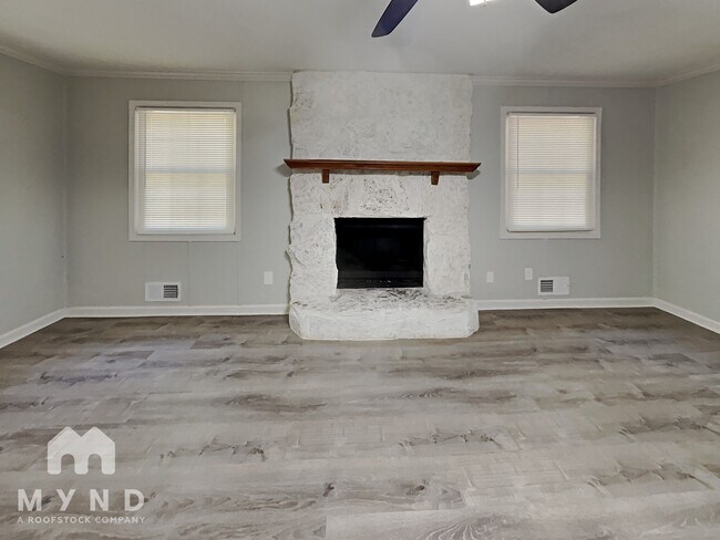 Foto del edificio - 240 N Hurst Mill Rd