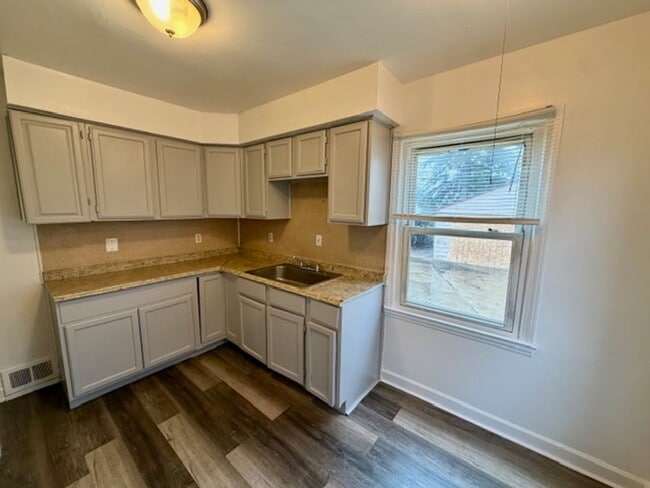 Foto del edificio - Updated 3-Bedroom, 1-Bath Brick Bungalow Home for Lease – Must See! Welcome Section 8