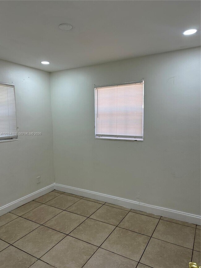 Building Photo - 4141 SW 32nd Dr