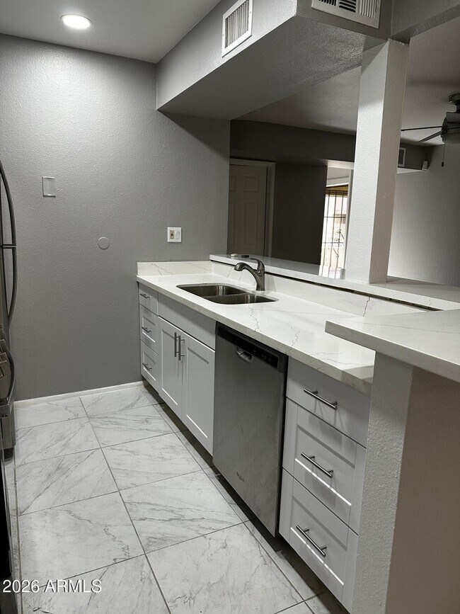 Building Photo - 1701 W Tuckey Ln