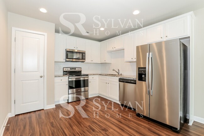 Foto del edificio - Lease today! No extra charge for contentme...