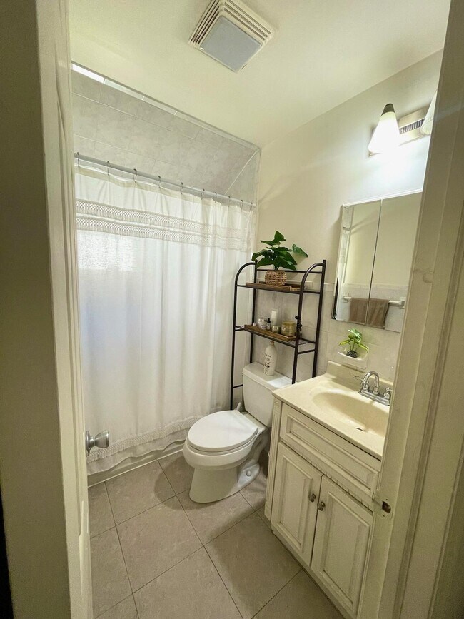 Baño de tamaño completo - 128 College Ave