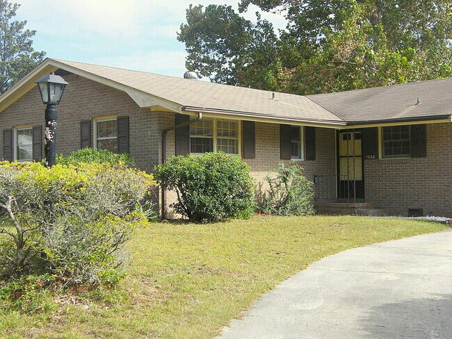 Foto del edificio - Spacious Single Family Home with Fenced Yard