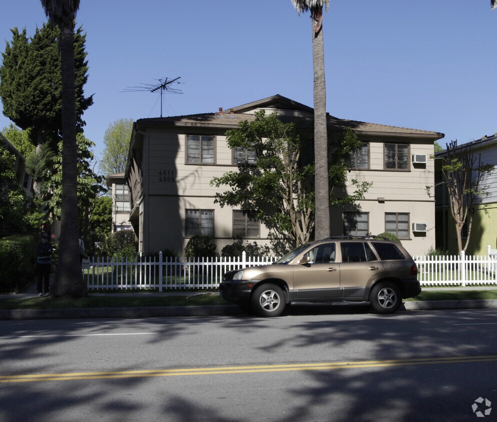 Foto del edificio - 4509-4511 Fulton Ave