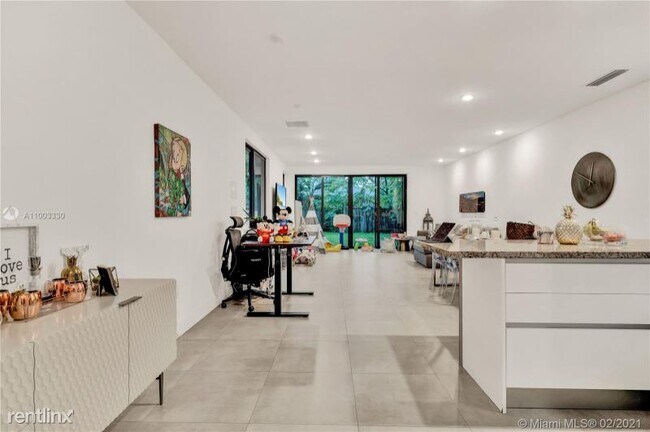 Building Photo - 2740 SW 29th Ave