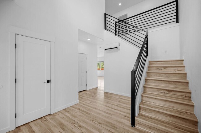 Foto del edificio - Gorgeous Grandview 5 Bedroom 3 Bath Luxury...