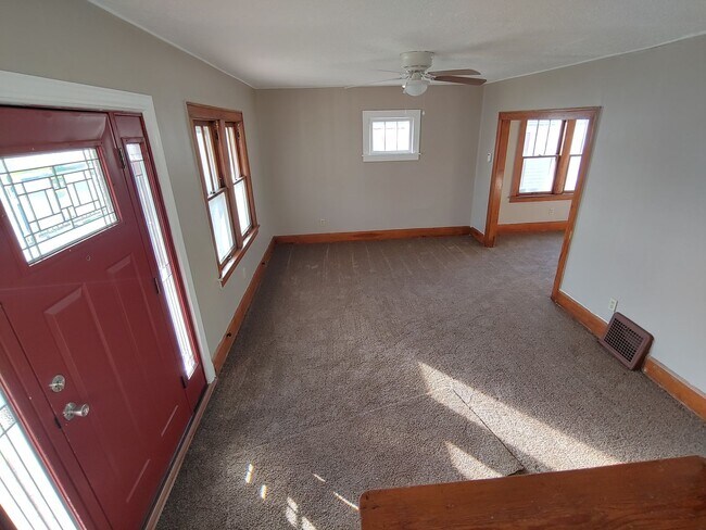 Foto del edificio - Nice three bedroom colonial with dining room.