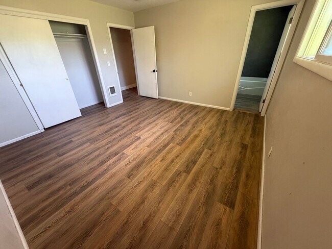 Foto del edificio - Lease Pending - Victor Duplex