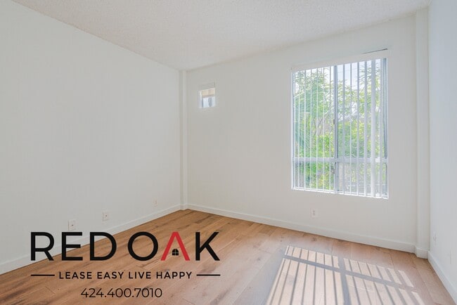 Building Photo - 884 Palm Ave