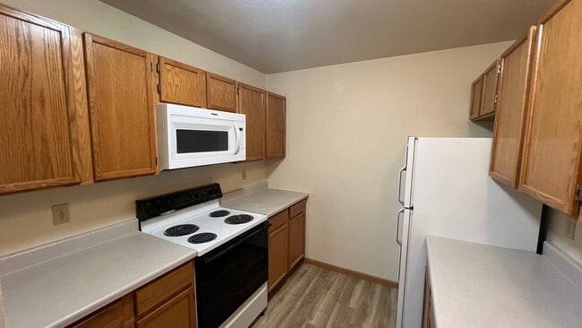 Building Photo - Charming Townhome Centrally Located