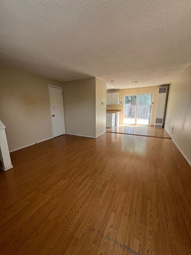 Building Photo - 2 Bedroom, 1.5 Bathroom Townhouse