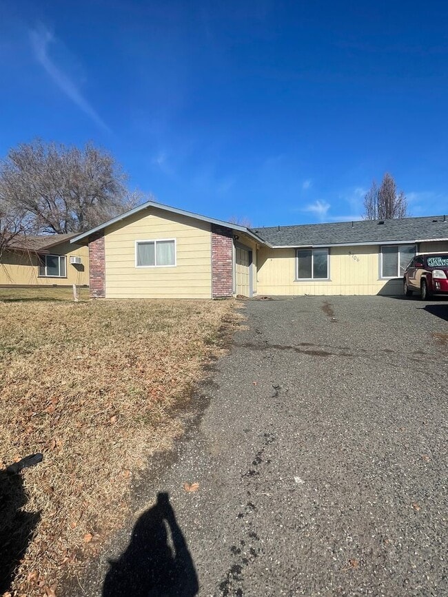 Building Photo - Adorable Remodeled 3 Bedroom Unit Centrall...