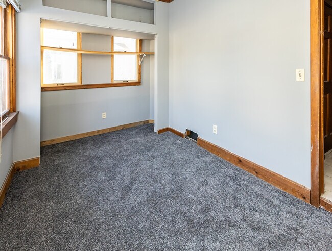 Foto del edificio - 818 Edmund Ave W