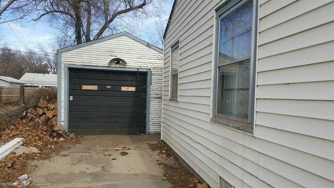 Building Photo - 922 W 47th St S