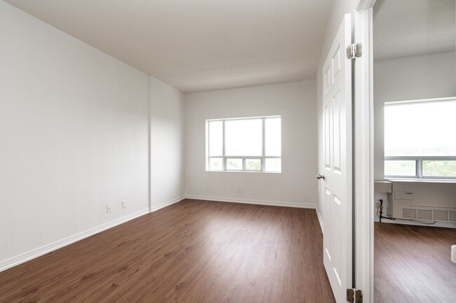 Building Photo - 333 Sidney Belsey Crescent