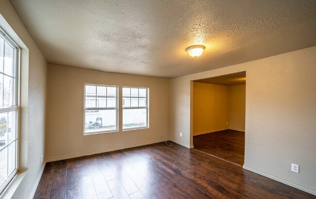 Foto del edificio - 2 Bed, 1 Bath Home with Charming Porch and...