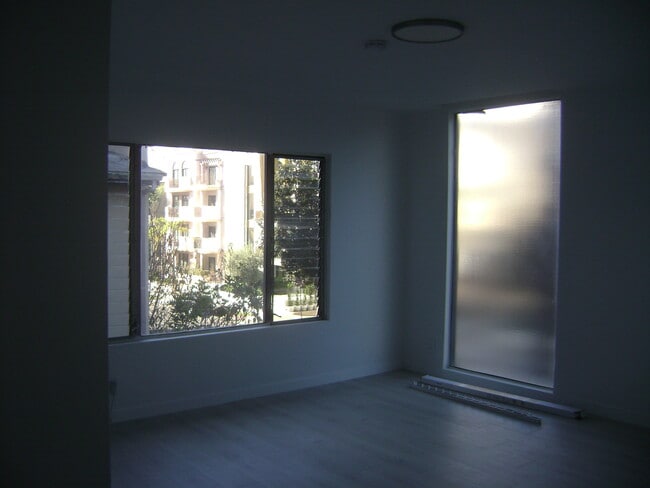 Building Photo - 11728 Goshen Ave