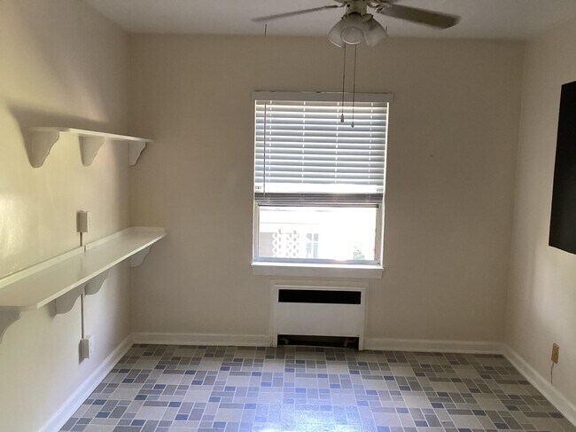 Eating area - 15127 Lake Ave