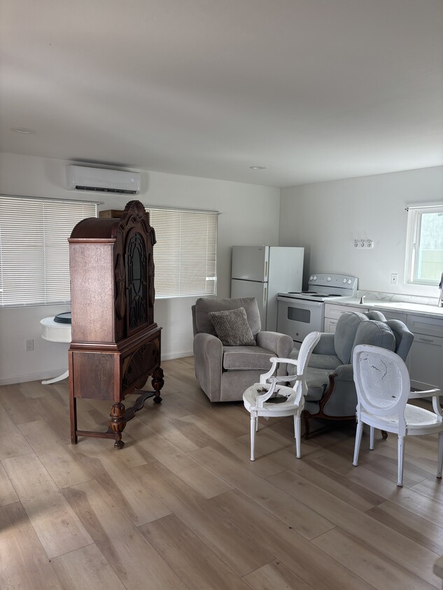 Building Photo - 1406 S Green St