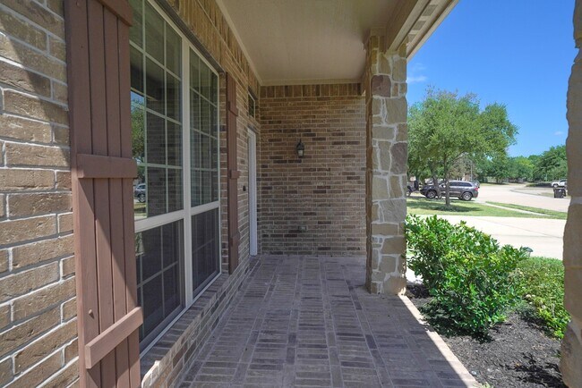 Foto del edificio - 7818 Lake Commons Dr