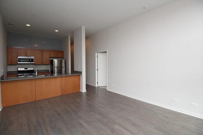 Building Photo - 1540 W Fullerton Ave