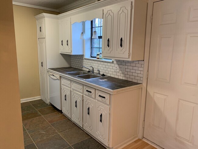 Building Photo - 34 Pheasant Run Dr