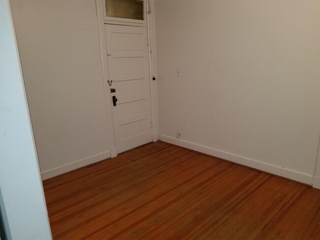 Foto del edificio - 215 E 18th St
