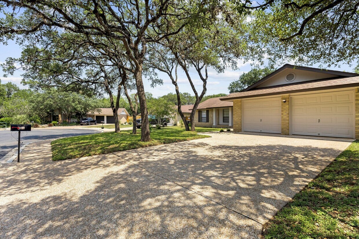 Foto principal - 3 Bedroom/2.5 Bath Oak Meadow Subdivision