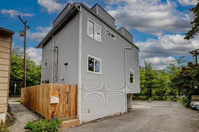 Foto del edificio - 4727 Sand Point Way NE