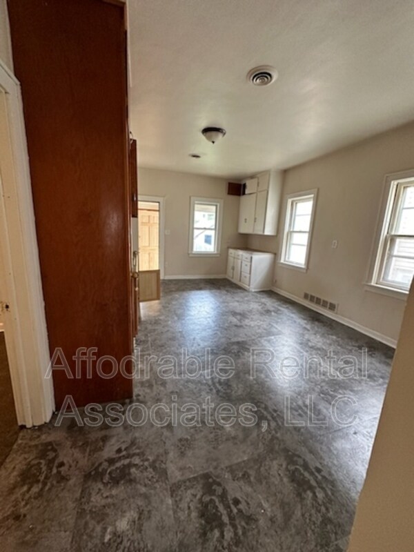 2418 S 9th St Unit Upper, Milwaukee, WI 53215 Condo for Rent in