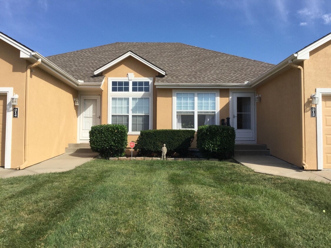 212 SW Chartwell Dr, Lees Summit, MO 64082 Townhome Rentals in Lees