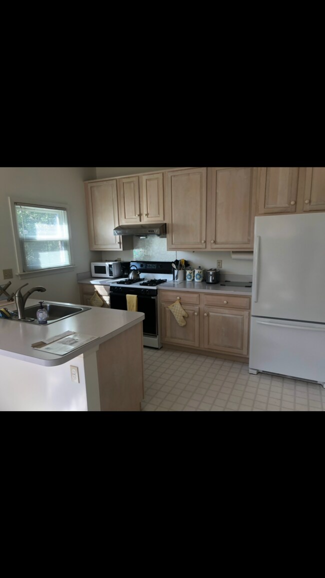 Kitchen - 191 Crescent Dr