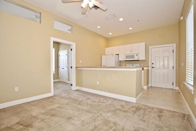 Building Photo - Charming 1/1 Spacious Condo Located in the...
