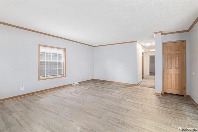 Foto del edificio - 23748 Crossley Ave