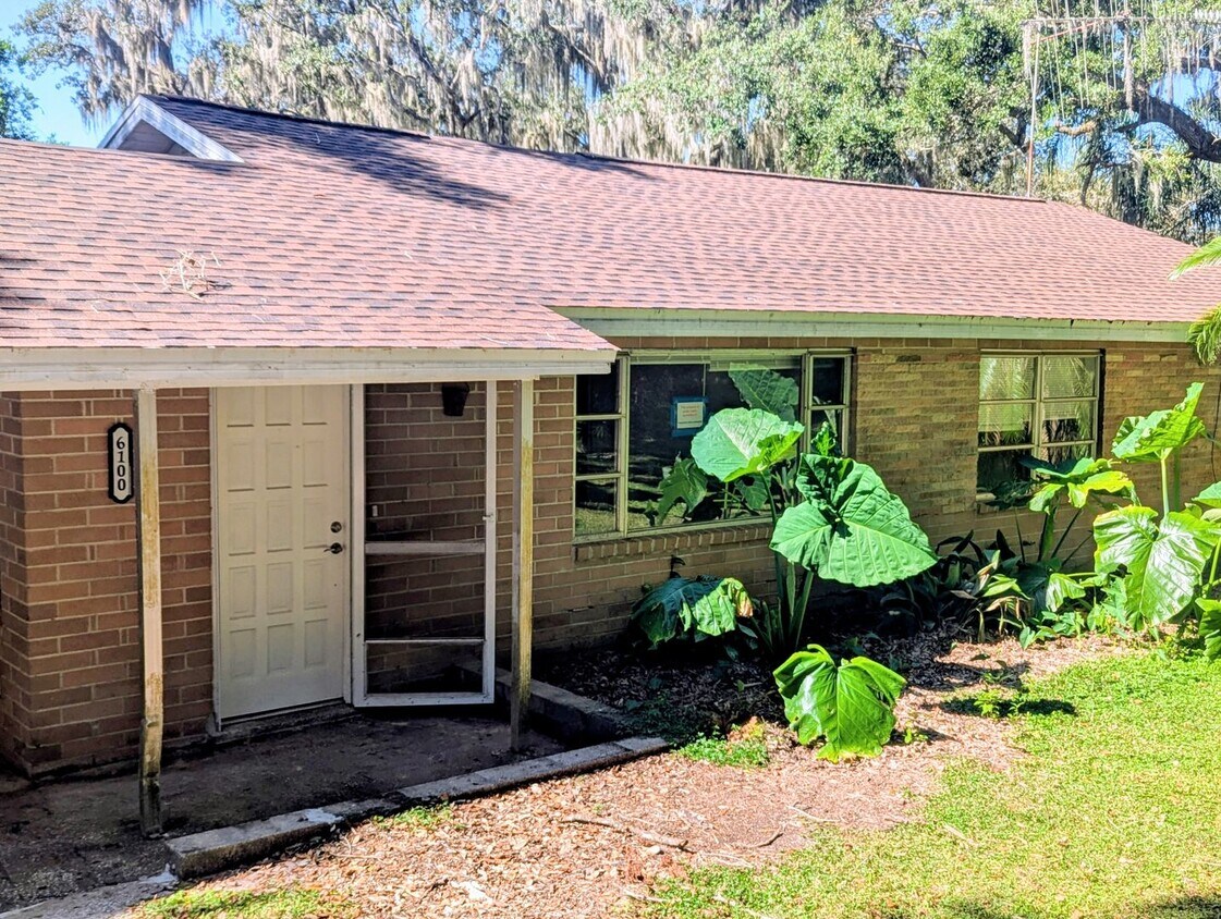 Foto principal - Enjoy the peace and quiet in this secluded...