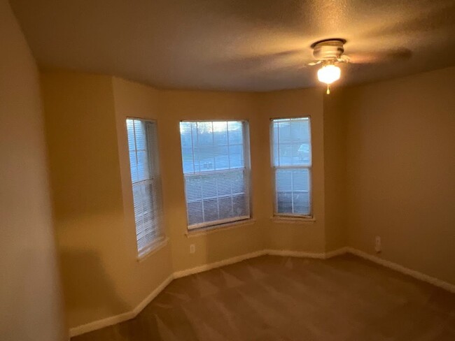 Building Photo - 3 Bedroom, 2 Bathroom home in a quiet neig...