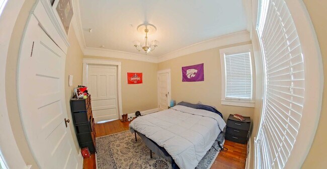 Foto del edificio - Large House with 2 Kitchens & 2 Living Rooms + Off-Street Parking! Available August 1st!