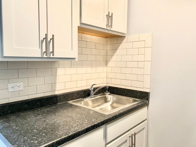 4031 Kenmore Studio - Style 1 - 4031 N Kenmore Apartments