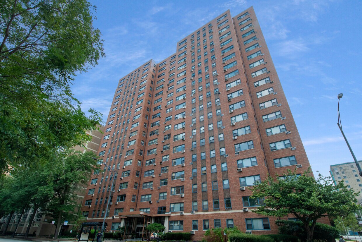 Primary Photo - 2909 N Sheridan Rd