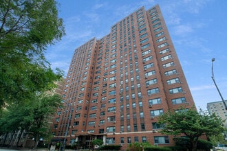 Building Photo - 2909 N Sheridan Rd